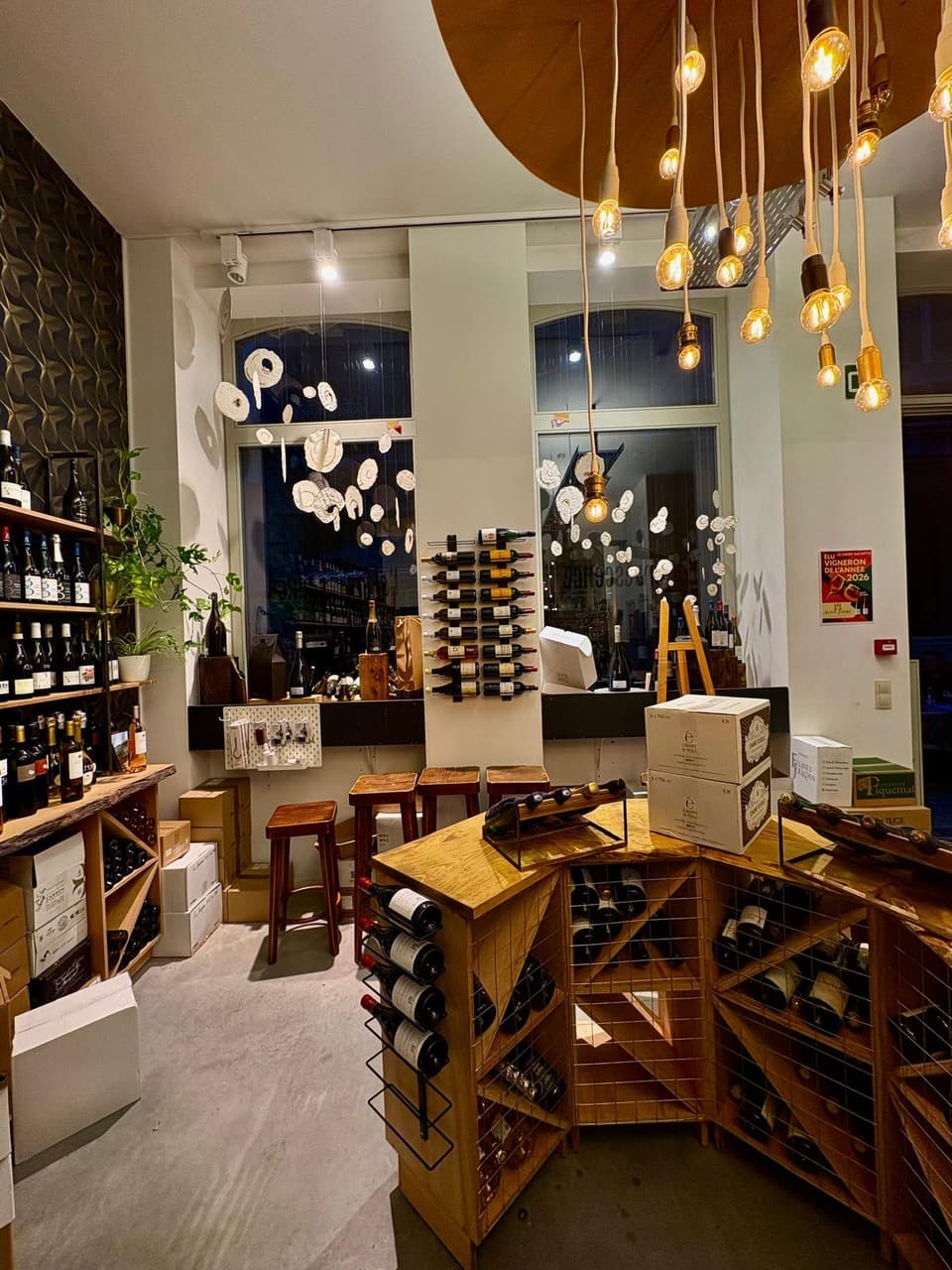 Les vitrines de la boutique à la tombée du jour