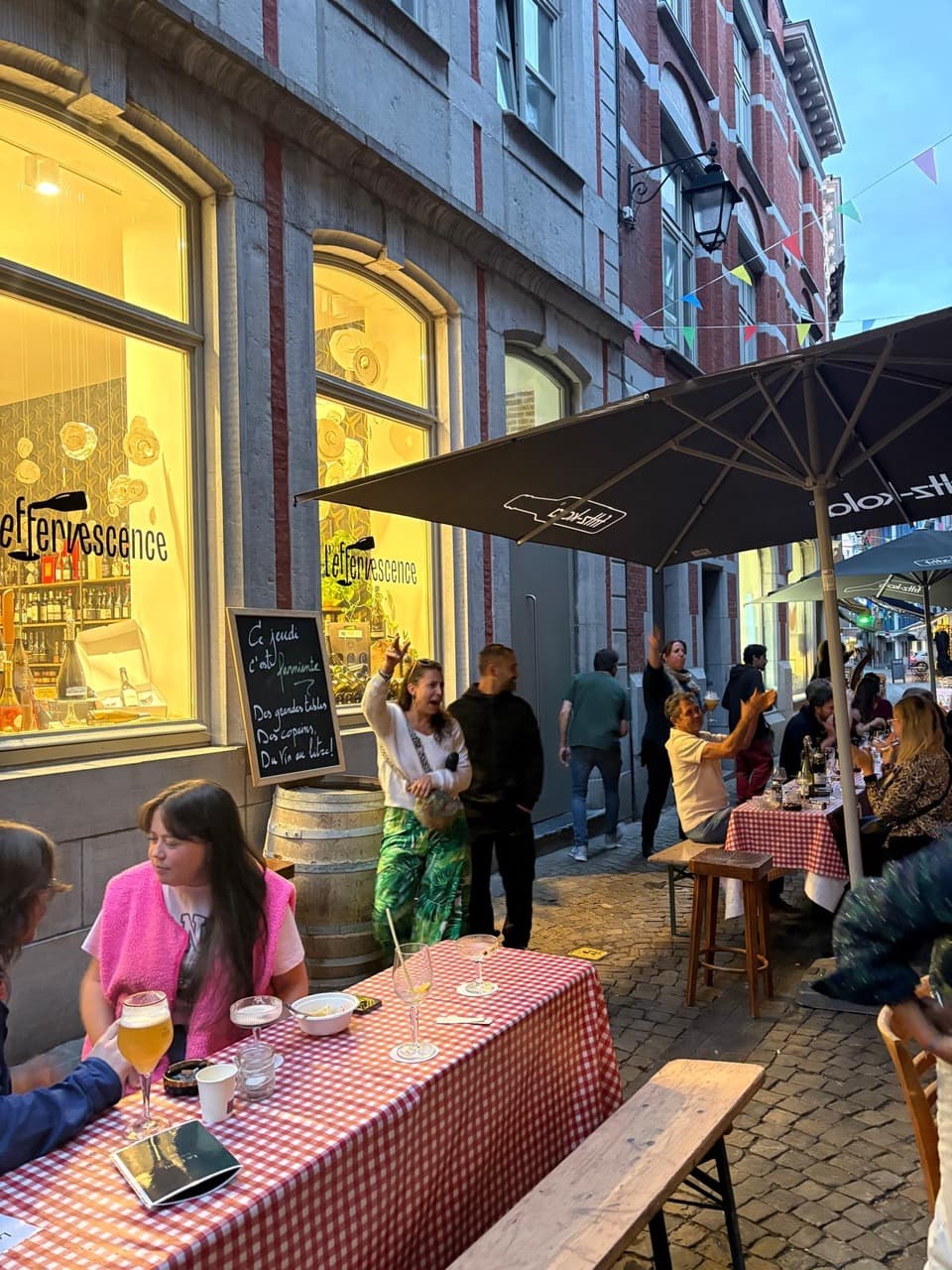 La terrasse un soir de fête, rue Souverain Pont